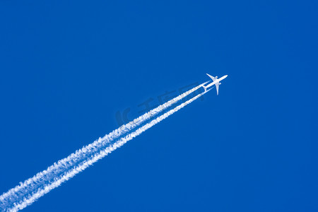 引擎摄影照片_白色航空器大二引擎航空机场轨迹云彩.