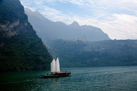 手绘地图湖北摄影照片_湖北巴东长江巫峡口链溪帆船