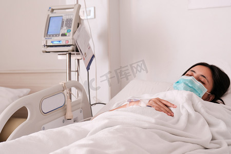 关闭年轻妇女病人躺在医院的床上, 静脉正常生理盐水
