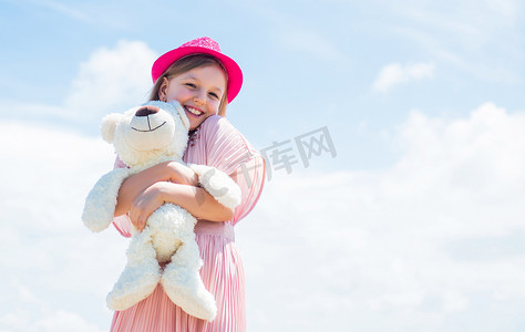 小女孩玩熊玩具。泰迪熊店儿童玩具商店。孩子们快乐的一天。童年的快乐带着礼物的快乐的小女孩。毛绒绒可爱的礼物。生日快乐