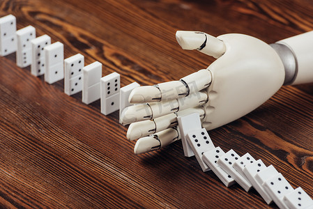 机器人手的选择性焦点, 防止多米诺骨牌落在木桌上