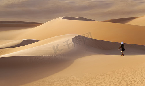 炎热摄影照片_炎热沙漠中的桑迪沙丘。地球上的全球气候变化。沙漠领土的扩张.