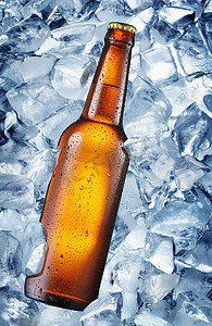 冰镇啤酒摄影照片_瓶冰镇啤酒中的冰块.