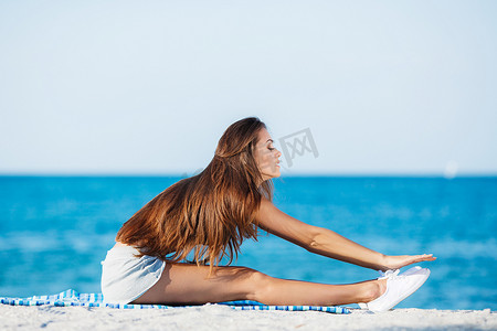 暑期英语培训班摄影照片_年轻女子在沙滩上移动培训.