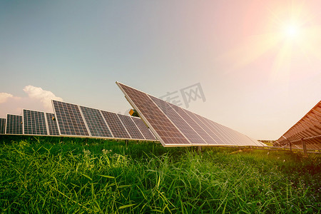 可持续资源摄影照片_太阳能电池板，替代电源，可持续资源的概念，这是一个新的系统，比原来的发电更多，这是太阳跟踪系统.