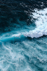 海浪摄影照片_从空中俯瞰浪花.潮水涨潮和潮水退潮时海浪相碰