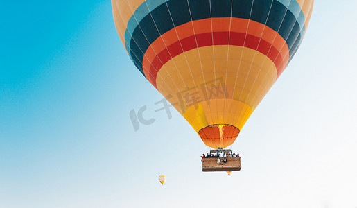 在蓝天的映衬下热气球. 土耳其Cappadocia