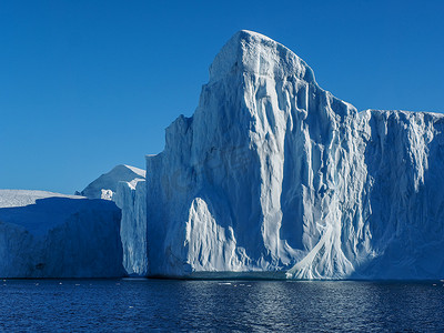 巨大的冰山在水中