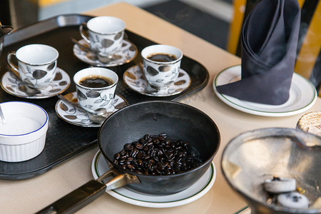 小鸟破壳而出摄影照片_传统的埃塞俄比亚咖啡服务包括烧熏香, 在煎锅里烤新鲜的豆子, 从一个高的水瓶从指定的高度倾泻而出。.