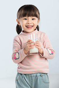 童趣摄影照片_可爱的小女孩喝牛奶