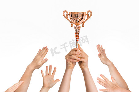 获胜者手里拿着奖杯--许多手举起