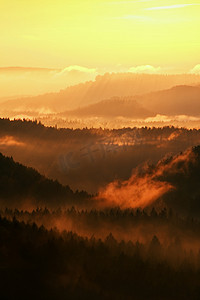 红色光线背景摄影照片_梦幻般的红色觉醒的性质。迷雾笼罩美丽的山谷。峰山竖起来沉沉藏海雾，太阳光线彩色的浓雾至橙色.