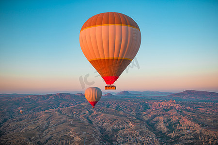 土耳其卡帕多西亚天空中明亮的热气球