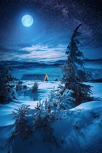 月亮升起在圣诞节的冬夜