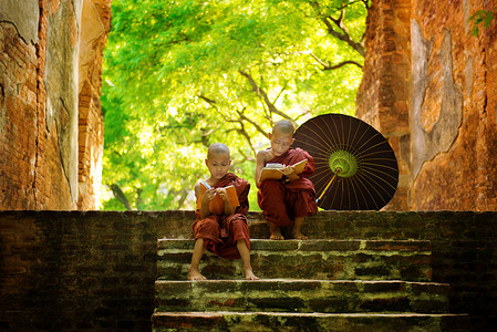 陶艺小和尚摄影照片_佛教僧侣户外阅读