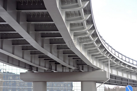 天桥摄影照片_汽车天桥。底部视图