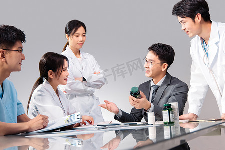 医药销售代表和医生交流