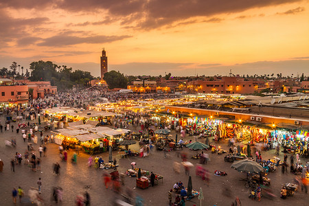 日落，摩洛哥马拉喀什，北非马拉加艾尔法市场广场.