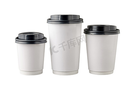 三种不同尺寸的白色外带纸杯，黑色塑料盖子，白色背景隔离.