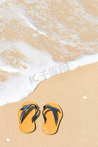 热带度假概念-在沙滩拖鞋