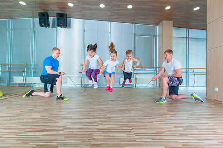 在学校时代, 快乐的孩子们在健身房和跳绳一起玩耍。学校体育课中的儿童.
