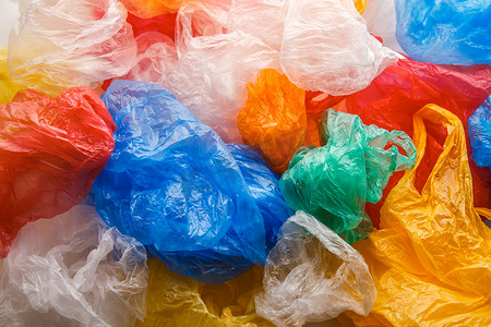色彩斑斓的旧塑料袋背光图案。环境污染问题概念.