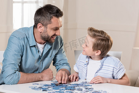 人与儿子玩拼图