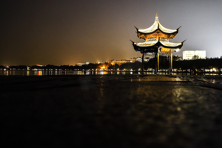 杭州的西湖。淡水湖。中国古典风景。自然景观和文化景观。杭州的名胜古迹.