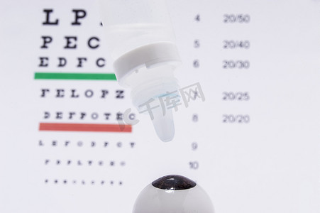 与眼眼球的数字在它滴眼液对视力测试表的背景。诊断和治疗的眼部疾病或过敏