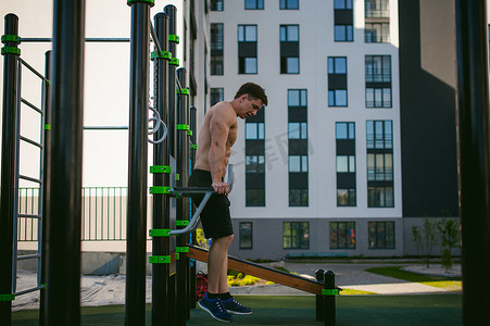 户外做运动摄影照片_帅气性感的男性健美运动员人。健康的生活方式的概念。身体的物质准备