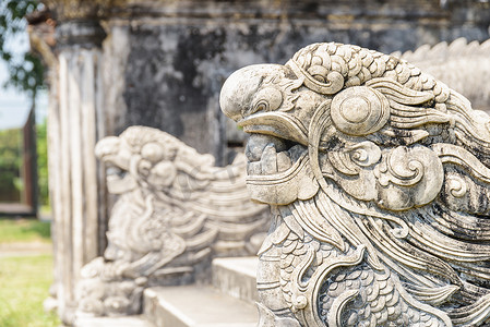 在越南顺化的帝王城, 令人惊叹的龙石雕塑。色调是亚洲最受欢迎的旅游胜地。.