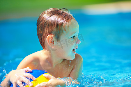 孩子在玩摄影照片_可爱孩子在玩水体育游戏在游泳池