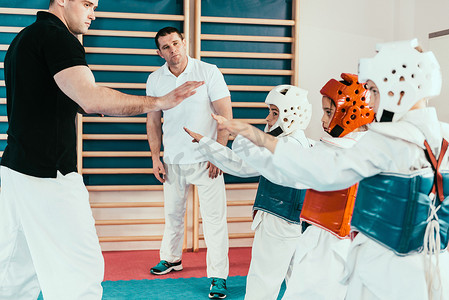 跆拳道教师与儿童合作 