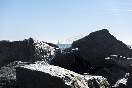 加州圣塔莫尼卡海滩上的岩石。长曝光拍摄.