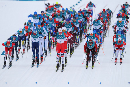 平昌, 韩国-2018年2月11日: 群众开始在男子 15km + 15km Skiathlon 在2018冬季奥运会阿柏斯越野中心