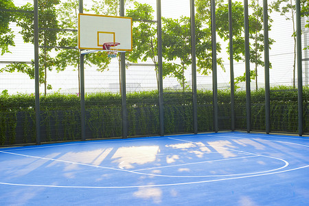 室外篮球场摄影照片_空的室外篮球场