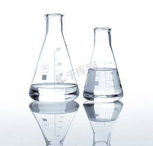 两个实验室瓶与清楚的液体