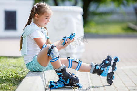 在公园里玩溜冰鞋的小女孩.