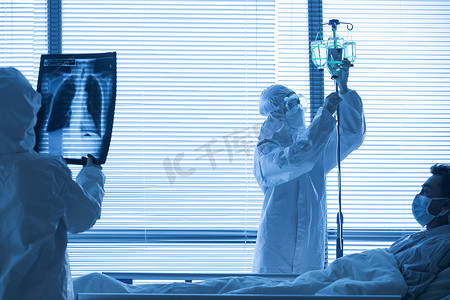 风险图片摄影照片_医生给患者查看X光片