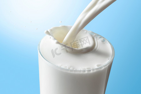 飞溅牛奶液体摄影照片_牛奶