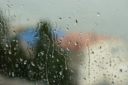 多雨、多雨、多愁善感.玻璃上的雨滴.