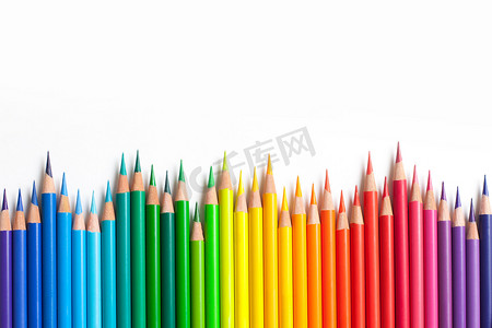 蜡笔- -色彩艳丽的铅笔,宽松地排列在白色背景上.彩色铅笔并不是排成一排的.