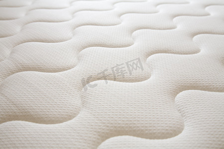 全新的清洁弹簧床垫表面