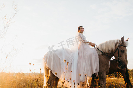 漂亮的新娘骑在马上