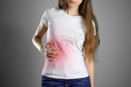 一个女人拥有肝脏。在腹部的疼痛。肝硬化患者 l