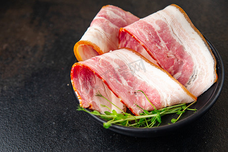 diet摄影照片_bacon strips meat slice thin slicing pork fat healthy meal diet snack on the table copy space food background rustic