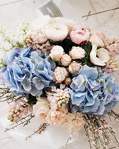 美丽的春天花束与嫩粉红色石龙芮花和蓝色绣球, 典雅的花卉装饰 