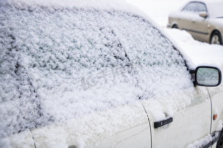 冬天的城市，路上的漂泊，雪地里的汽车，雪地里的漂泊