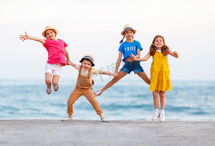 黑黄汇报总结摄影照片_一群快乐的孩子在总结中跳海