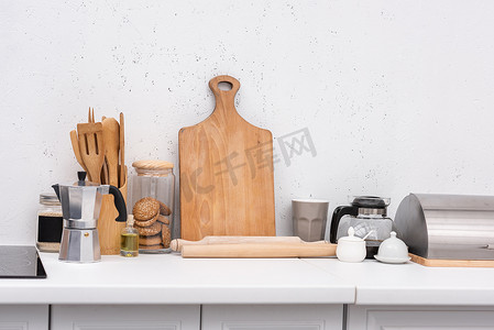 厨房餐桌上的各种木制厨具